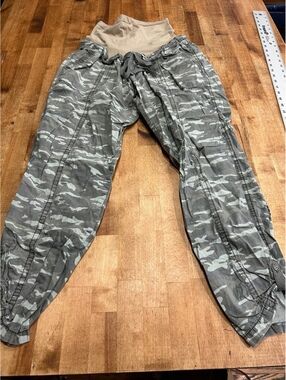 Motherhood Maternity Camouflage Cargo Pants Size S